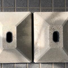 ▼ 洗濯物干し台の土台 コンクリートベース 土台のみ コンクリート製 高さ 15cm 幅 40cm 奥行 31cm 欠けあり 現状渡しの画像
