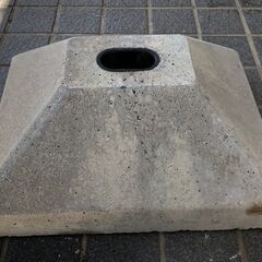 ▼ 洗濯物干し台の土台 コンクリートベース 土台のみ コンクリート製 高さ 15cm 幅 40cm 奥行 31cm 欠けあり 現状渡しの画像