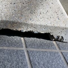 ▼ 洗濯物干し台の土台 コンクリートベース 土台のみ コンクリート製 高さ 15cm 幅 40cm 奥行 31cm 欠けあり 現状渡しの画像