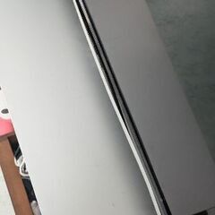 テレビ台と、テレビ東芝の画像