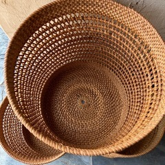 アタとラタンの丸型収納ボックス　ゴミ箱の画像