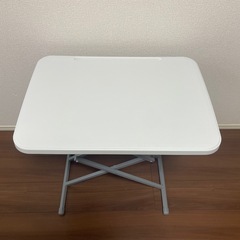 折りたたみテーブルの画像