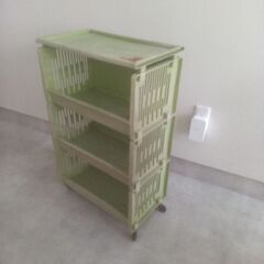 小道具などの入れる三段棚キャスター付きの画像