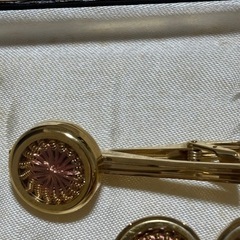 ネクタイピンとカフスボタンセットの画像