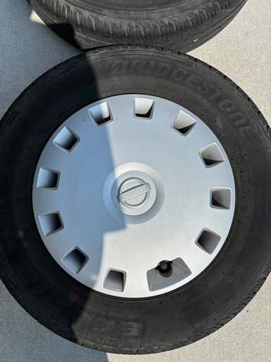 NISSAN純正ホイールとホイールキャップ(タイヤはおまけ)