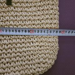 ナチュラルストロー素材　大容量かごバッグ、ブラウンのハンドル付きの画像
