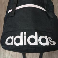 アディダス　スクエアリュック　の画像