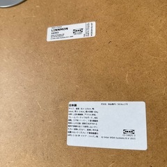 机や椅子、棚の画像