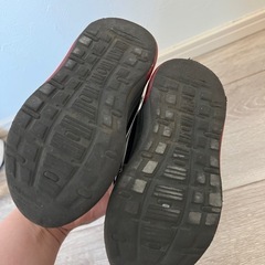 光る靴の画像
