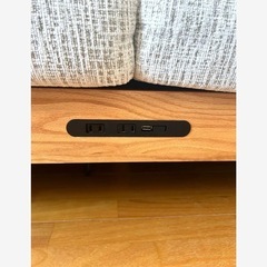 【大阪市西区・直接引取可】木肘付き2～3人掛けソファ（USB/コンセント付） の画像