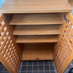 棚　シューズラック　本棚　多機能棚　靴箱　ウッド　木製　扉付き　収納家具　マガジンラックの画像
