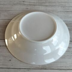 白い皿とガラスの皿の画像