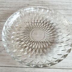 白い皿とガラスの皿の画像