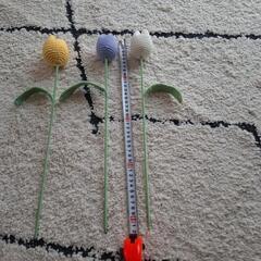 毛糸のお花と鉢底石の画像