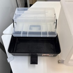 収納ボックスと部品入れの画像