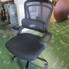 M 未使用/新品　組立サンプル品　オフィスチェア メッシュ 肘 跳ね上げ リクライニング チェア 椅子  ハイバック 肘付き キャスター付き ロッキング 回転 オフィスチェアーの画像