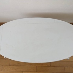 白テーブルの画像