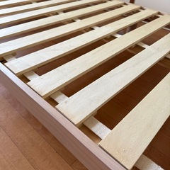 木製シングルベッドの画像