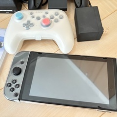 Nintendo Switch バッテリー強化版とソフト3つの画像