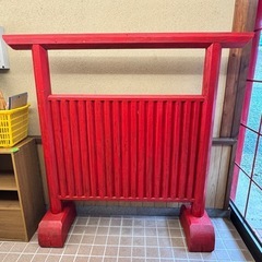 木製・立派な朱塗りの衝立の画像