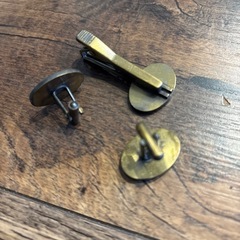 タイピンとイヤーカフの画像