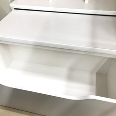 テーブル引き出し付き収納棚の画像