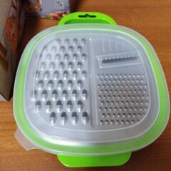 新品
カンタンベンリ　スライサー付き保存容器　スライサー
手動フードプロセッサー の画像