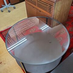 VITTSJO ヴィットショー ガラス天板 コーヒーテーブル ラウンドテーブル リビングテーブル 円形 黒 ブラック スチールフレーム 棚有り◆幅75㎝×奥行75㎝×高さ45㎝◆買取帝国 朝霞店 配達可能の画像