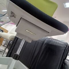 リユースのサカイ栃木店★ジモティ割あり★ Inaba ワークチェア モスグリーン×ブラック×ライトグレー W62.6×D50.5×H86.8～98.2 クリーニング済み TC10388の画像