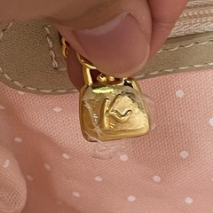 キタムラ トートバッグ アイボリー×ピンク レザー   バッグ　ハンドバック  ご覧頂きありがとうございます。 バックの上の方が黄ばんでいます。 バックの中が汚れています。 使用感あります。 ご了承下さい。  大きさ　サイズ 横　28.3センチ 縦　22.8センチ 幅　10.8センチ  何かございましたらお気軽にお問合せ下さい。 すぐにご対応させて頂きます。 よろしくお願いいたします。 の画像