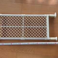 突っ張り棚、突っ張り棒　複数の画像