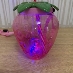 光るいちごの容器  の画像