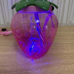 光るいちごの容器  の画像