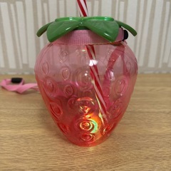 光るいちごの容器  の画像