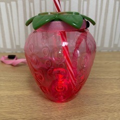 光るいちごの容器  の画像