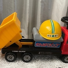 子ども用足こぎダンプカー ヘルメット付きの画像