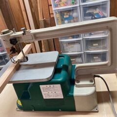 古いタイプの電動糸ノコギリの画像
