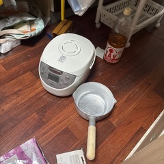 【無料】炊飯器・ダイニングチェア２点・ハンディファン・鍋 の画像