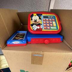 FREE TOYS FIRST COME FIRST SERVEの画像
