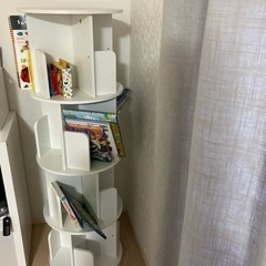 【募集中】【お値下げ予定なし】組み立て済み　回転式絵本棚　ホワイトの画像