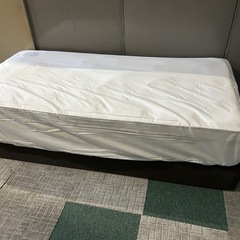 ほぼ未使用使、日本製美品サータ高級マットレス、マットレスだけでも20万以上ベッド台付き、の画像