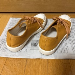 スニーカー　イエローブラウンの画像