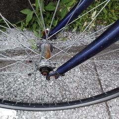 ノーパンクタイヤ自転車クロスバイクの画像