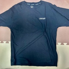 CONVERSEのスニーカーグラフィックが特徴的な黒のTシャツの画像
