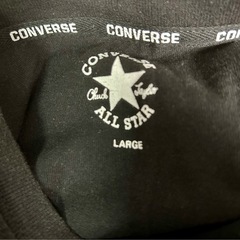 CONVERSEのスニーカーグラフィックが特徴的な黒のTシャツの画像
