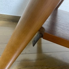 茶色いローテーブルの画像