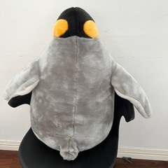 大きなペンギンのぬいぐるみの画像