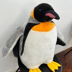 大きなペンギンのぬいぐるみの画像