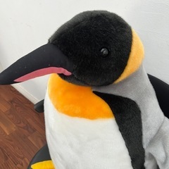 大きなペンギンのぬいぐるみの画像