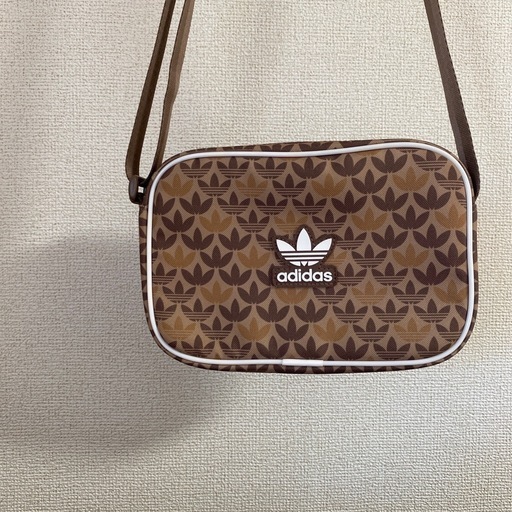 最終値下げ　美品　adidas モノグラム　ショルダー　ミニエアライナーバッグ 最終値引き 【美品】adidas モノグラム ショルダーバック ミニエア